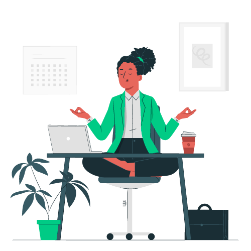 Femme d'affaires méditant en tailleur sur une chaise de bureau devant un bureau équipé.